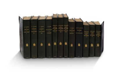 une rangée de livres alignés sur une surface blanche