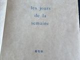 un livre ouvert posé sur une table, à côté d'une tasse de café