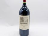 une bouteille de vin posée sur une table