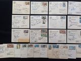 beaucoup de vieilles cartes postales posées sur une table noire