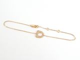 un bracelet en or orné d'une initiale en diamant