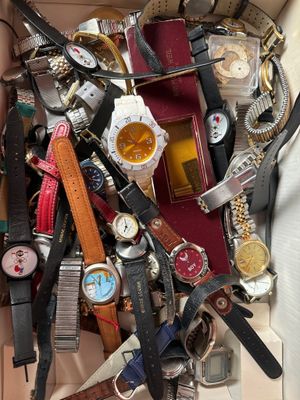 IMPORTANT LOT de montres en métal, cuir, résine et verre, do… - Photo 1