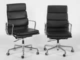 deux fauteuils de bureau en cuir noir montés sur roulettes, sur fond blanc