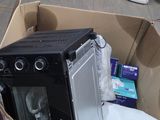 une boîte contenant un micro-ondes, dans un magasin