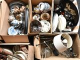 des boîtes remplies d'objets divers posées sur une table
