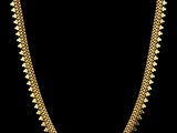 un collier en or sur fond noir