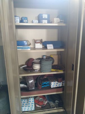 une armoire remplie d'objets, dans une pièce