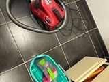deux aspirateurs et une boîte posés par terre dans la salle de bains
