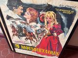 une photo d'une affiche de cinéma accrochée au mur