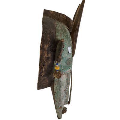 une image représentant une sculpture d'un homme tenant un bouclier