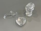 quelques morceaux de verre transparent sont posés sur une surface grise