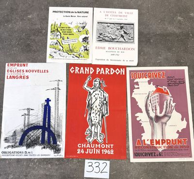 Plusieurs affiches de différents types d'affiches politiques sont éparpillées sur le sol.