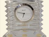 une horloge en verre transparent ornée de points jaunes