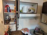 une petite cuisine équipée d'un évier et d'un lave-vaisselle
