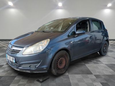 la photo d'une voiture bleue garée dans un garage