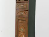 une petite armoire surmontée d'un tiroir