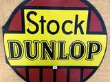 une vieille enseigne Dunlop est affichée sur une boîte en carton
