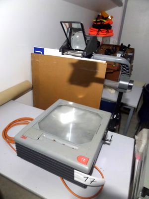 un téléviseur posé sur une table dans une pièce