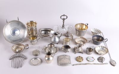 beaucoup d'objets en argent qui se trouvent sur la table