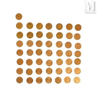 de nombreuses pièces disposées en carré