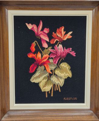 peinture représentant un bouquet de fleurs dans un cadre en bois sur fond noir