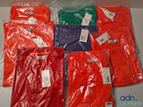 six paires de t-shirts rouges, verts, bleus et orange dans des sacs en plastique