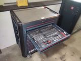un chariot à outils contenant de nombreux outils