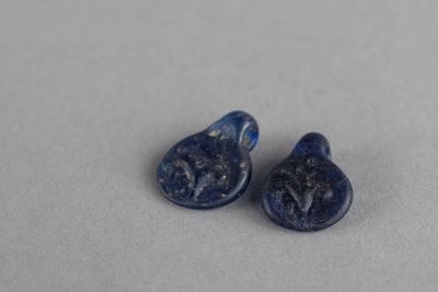 une paire de bouchons d'oreille en verre de la Rome antique
