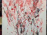 une peinture abstraite posée sur un chevalet, maculée d'éclaboussures de peinture rouge et noire