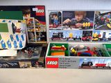 un tas de legos posés sur une table