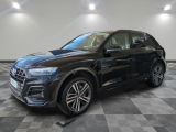 une Audi QX noire de 2019 garée dans un showroom
