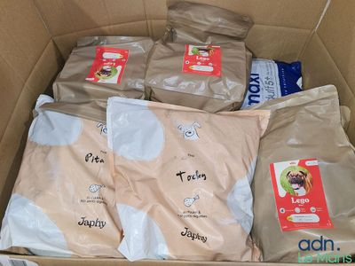une boîte en carton remplie de couches de différentes sortes