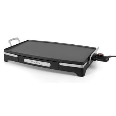 une image représentant une plaque de cuisson électrique noire et argentée sur fond blanc