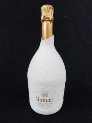 le flacon est blanc et doré, avec un bouchon doré