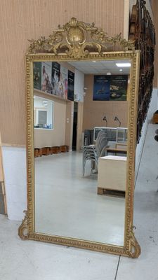 un miroir posé sur le sol d'une pièce