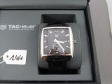 une montre dans un coffret muni d'une étiquette