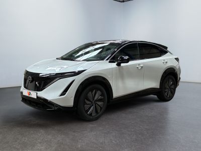 Le SUV Nissan blanc est garé dans une grande pièce.