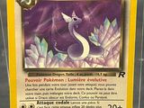 un gros plan d'une carte Pokémon sur fond violet
