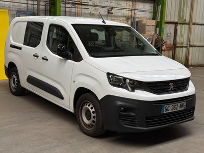 une camionnette blanche garée dans un entrepôt