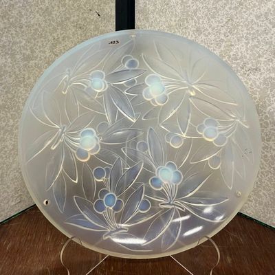 une assiette en verre décorée de fleurs, posée sur une table