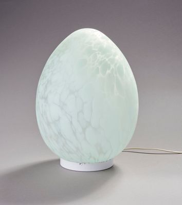 une lampe blanche posée sur une table