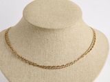 gros plan d'un collier sur un mannequin mannequin