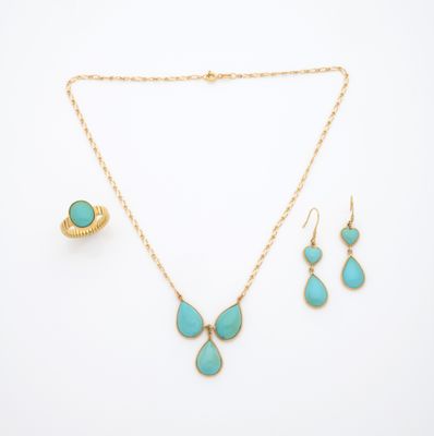 un ensemble composé d'un collier, de boucles d'oreilles et d'une bague en or, sertis de pierres turquoise
