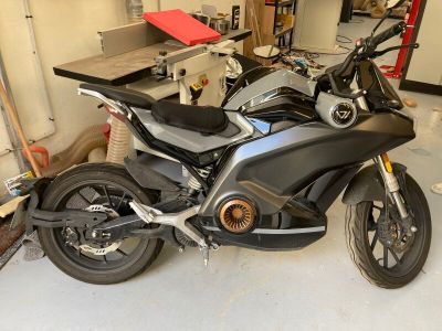 une moto qui est garée dans un garage