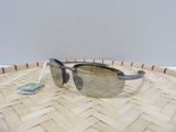 une paire de lunettes de soleil posée sur un panier tressé
