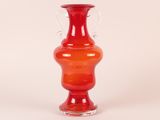 une image représentant un vase en verre rouge sur fond blanc
