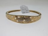 un bracelet en or serti de diamants, avec son étiquette de prix