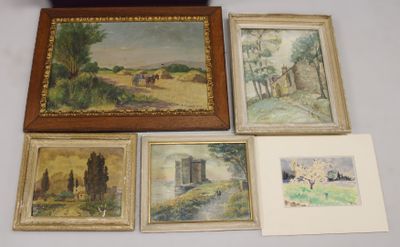 quatre tableaux encadrés posés sur une table, parmi lesquels un tableau représentant un paysage