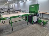 une machine qui travaille sur une pièce de bois