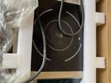 une boîte contenant un micro-ondes